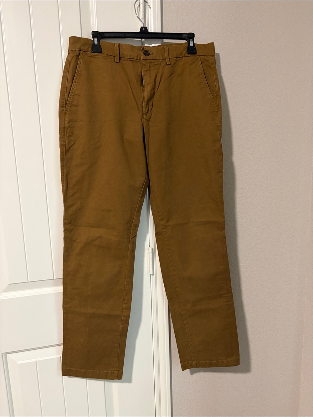 GAP Men's Chino Pants in Camel Brown